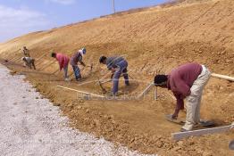 Image du Maroc Professionnelle de  Les ouvriers préparent le sol pour l’installation de risbermes sur une partie du tronçon de l'autoroute Sidi El Yamani Asilah. Lundi 1er Juillet 2002. (Photo / Abdeljalil Bounhar) 